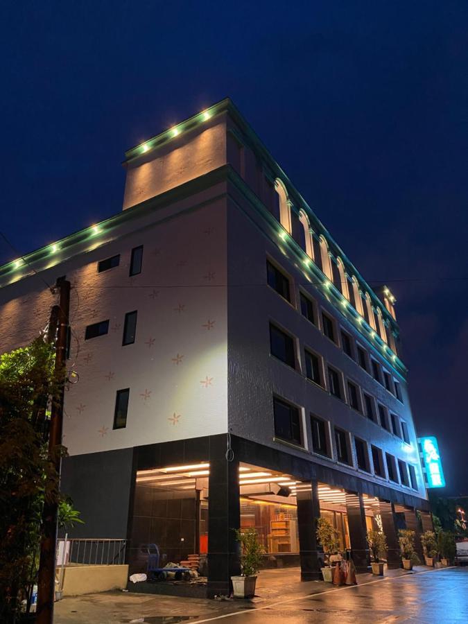 Weifeng Boutique Business Hotel - Zhanqian Branch Pingtung Extérieur photo