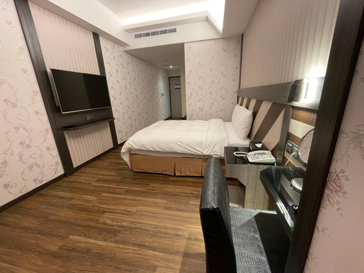 Weifeng Boutique Business Hotel - Zhanqian Branch Pingtung Extérieur photo