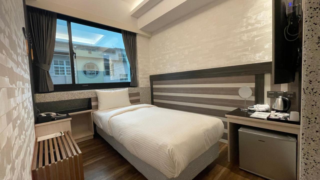 Weifeng Boutique Business Hotel - Zhanqian Branch Pingtung Extérieur photo